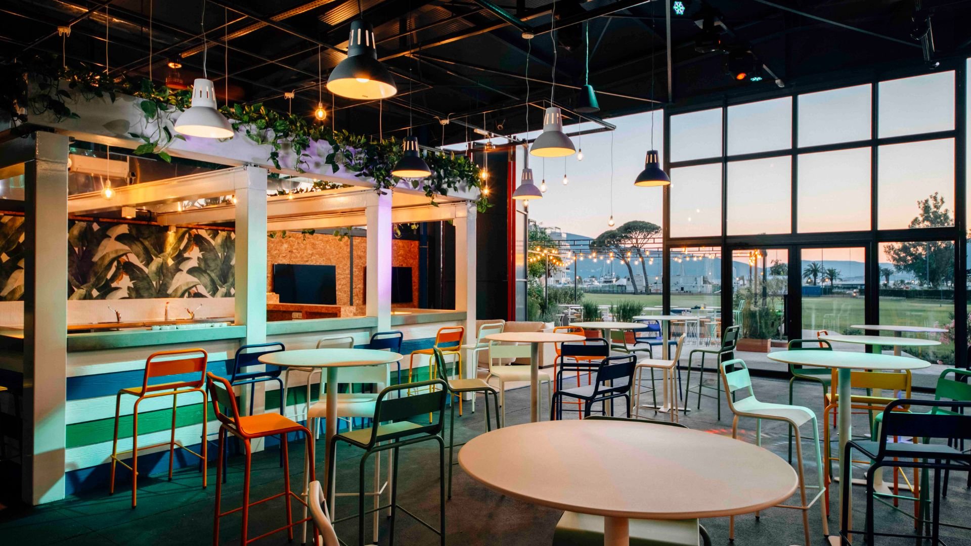 blue room sports bar design porto montenegro biofilico